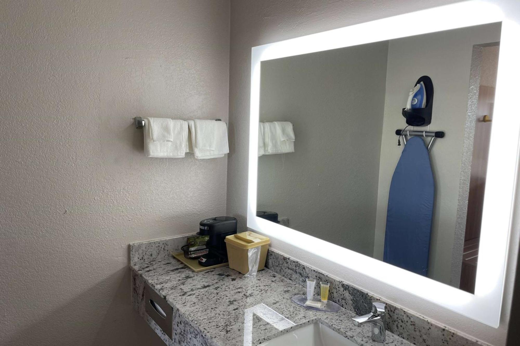 Days-Inn By Wyndham Montgomery I-85 Kültér fotó